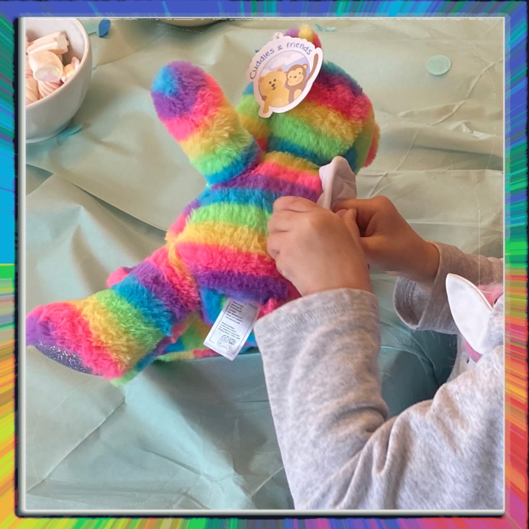 Werk-de-vulopening-naar-buiten-toe_Make-Your-Teddy_KidsWorkshop
