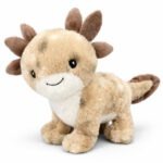 Pluche axolotlknuffel in zachte beige‑ en bruintinten met vriendelijke glimlach op witte achtergrond.
