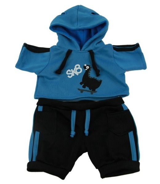Blauwe knuffeloutfit met korte hoodie, Dino‑print en zwarte short met blauwe details op witte achtergrond.