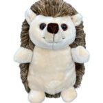 Pluche egeltje met beige gezicht, bruine stekeltjes en grote glanzende oogjes op witte achtergrond.