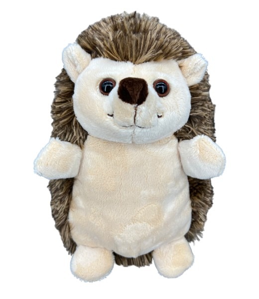 Pluche egeltje met beige gezicht, bruine stekeltjes en grote glanzende oogjes op witte achtergrond.