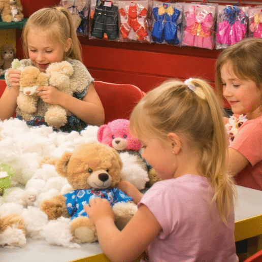 Kinderen vullen teddyberen met zachte vulling tijdens een creatieve Make Your Teddy knuffelworkshop.
