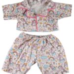 Knuffelpyjama met unicorn‑ en regenboogprint, lange mouwen en bijpassende broek op witte achtergrond.