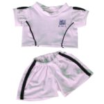 Wit voetbaltenue voor 25cm knuffels met sportshirt en shorts op witte achtergrond.