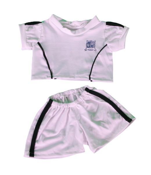 Wit voetbaltenue voor 25cm knuffels met sportshirt en shorts op witte achtergrond.